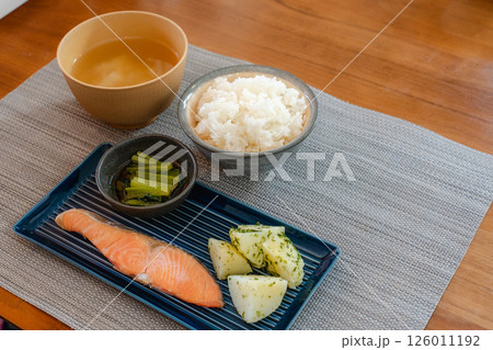 鮭とじゃがいものシンプル和朝食 126011192