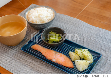 鮭とじゃがいものシンプル和朝食 鮭とじゃがいものシンプル和朝食 126011194