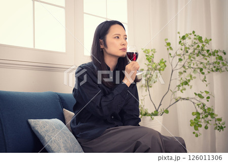 昼間に家でワインを飲む40代女性 昼間に家でワインを飲む40代女性 126011306