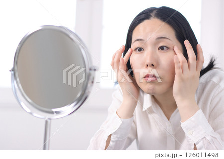 小じわやしみが気になるミドル女性 126011498