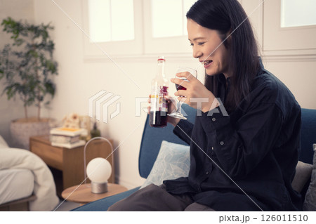 昼間に家でワインを飲む40代女性 126011510