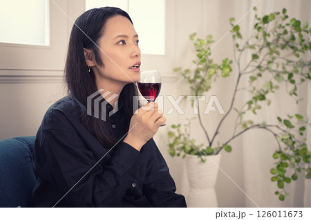 昼間に家でワインを飲む40代女性 昼間に家でワインを飲む40代女性 126011673