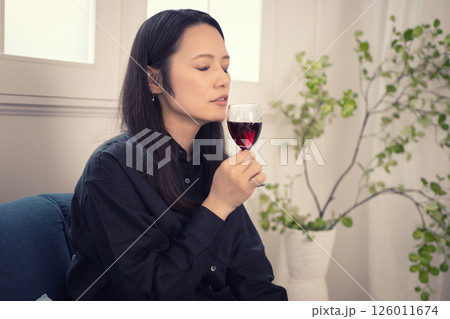 昼間に家でワインを飲む40代女性 昼間に家でワインを飲む40代女性 126011674
