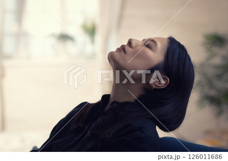 ミドル女性　ネガティブ 126011686