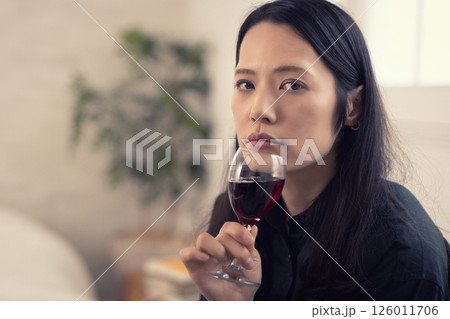 昼間に家でワインを飲むミドル女性 昼間に家でワインを飲むミドル女性 126011706