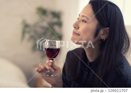 昼間に家でワインを飲むミドル女性 昼間に家でワインを飲むミドル女性 126011707