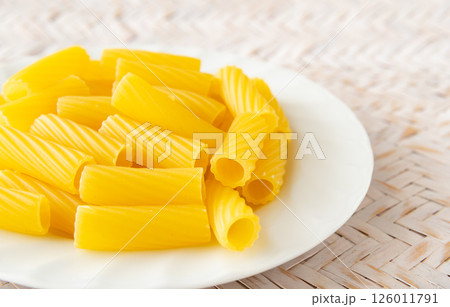 皿に盛られたリガトーニ　ショートパスタ　乾麺 126011791