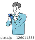 男性　スマホ　シンプル　線画　スーツ　スマホを見る　ビジネス 126011883