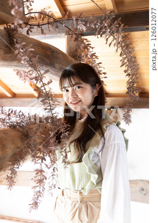 古民家の屋根裏部屋 女性ポートレート 古民家の屋根裏部屋 女性ポートレート 126012077