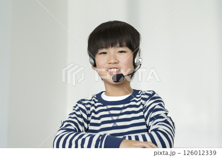 ヘッドセットをつけた小学4年生の男の子 ヘッドセットをつけた小学4年生の男の子 126012339