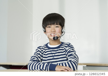 ヘッドセットをつけた小学4年生の男の子 ヘッドセットをつけた小学4年生の男の子 126012345