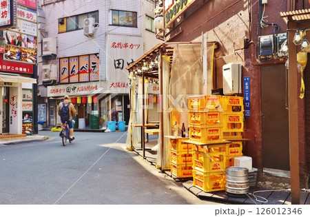 赤羽のレトロな街並み 126012346