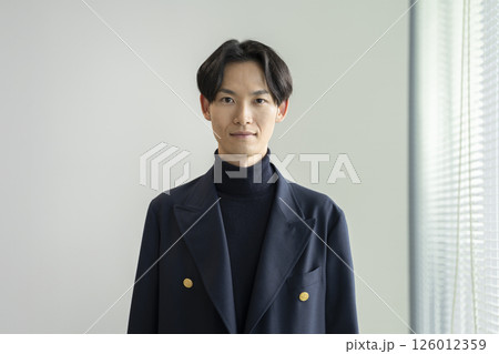 カメラ目線で微笑む30代の男性 カメラ目線で微笑む30代の男性 126012359