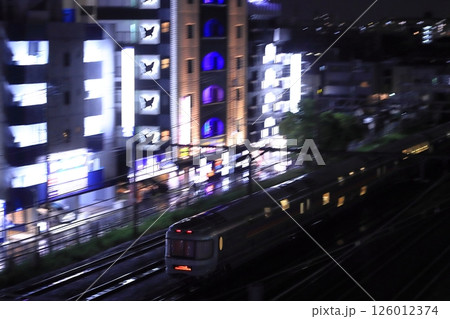 煌びやかな歓楽街を横目に夜を駆け抜けるE26系カシオペア号_2025/5/9撮影 126012374