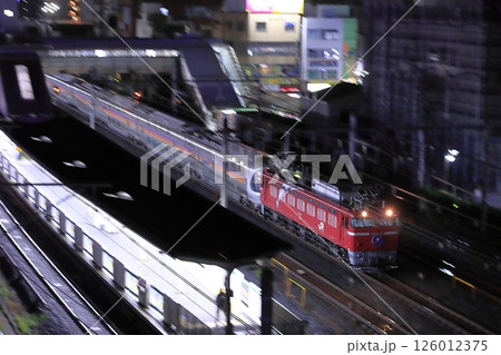 夜の西川口駅を通過するEF8-80号機牽引のカシオペア号_2025/5/9撮影 126012375