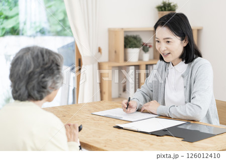 訪問調査するケアマネージャー　介護支援専門員 126012410