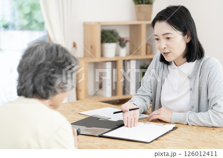 訪問調査するケアマネージャー　介護支援専門員 126012411