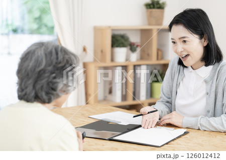 訪問調査するケアマネージャー　介護支援専門員 126012412