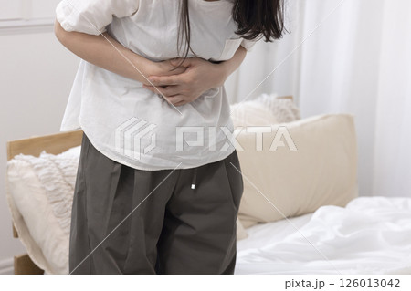 お腹が痛いミドル女性 126013042