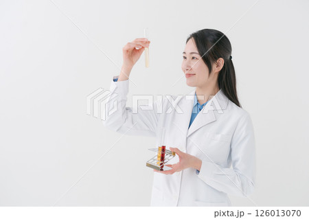 試験管を持つ白衣の女性 126013070