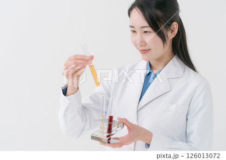 試験管を持つ白衣の女性 試験管を持つ白衣の女性 126013072