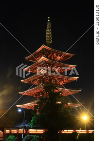 ライトアップされた五重塔　浅草寺五重塔の夜景 126013130