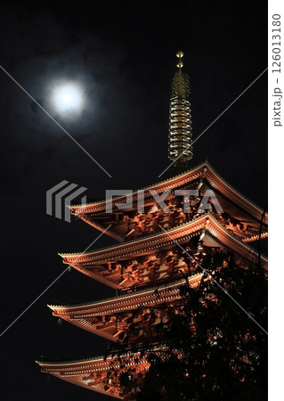 五重塔とおぼろ月　ライトアップされた五重塔 126013180