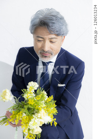花束を持ったスーツのイケオジ 花束を持ったスーツのイケオジ 126013234