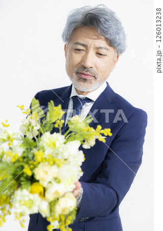 花束を持ったスーツのイケオジ 花束を持ったスーツのイケオジ 126013238