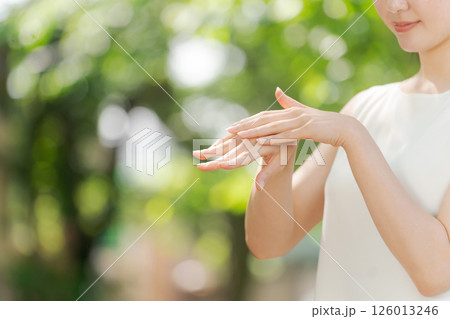 腕にクリームを塗る女性 腕にクリームを塗る女性 126013246