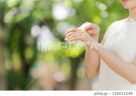 腕にクリームを塗る女性 126013248