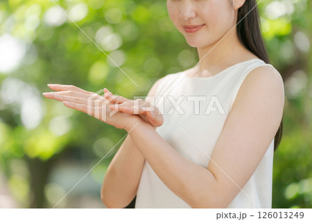 腕にクリームを塗る女性 126013249