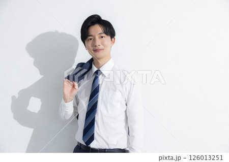 日差しを浴びるビジネスマン　 126013251