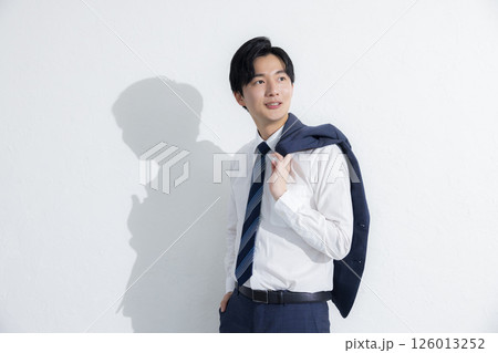 日差しを浴びるビジネスマン　 126013252