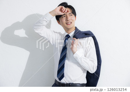 日差しを浴びるビジネスマン　 126013254