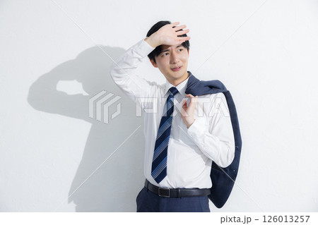 日差しを浴びるビジネスマン　 126013257