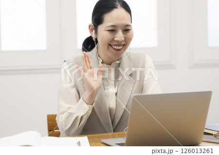 オンライン学習をする女性 126013261