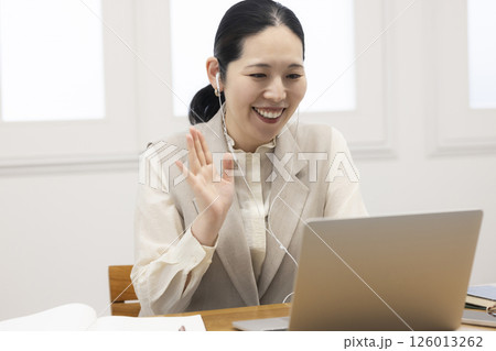 オンライン学習をする女性 126013262