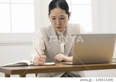 オンライン学習をする女性 オンライン学習をする女性 126013266