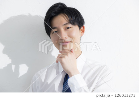 スキンケアをする男性 スキンケアをする男性 126013273