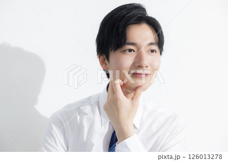 スキンケアをする男性 126013278