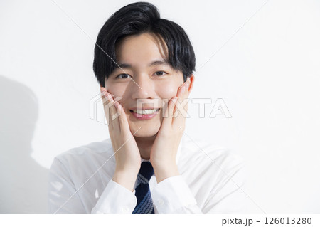 スキンケアをする男性 スキンケアをする男性 126013280