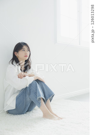 リビングでくつろぐ若い女性   126013298