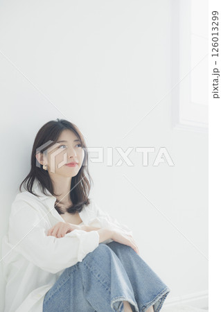 リビングでくつろぐ若い女性 リビングでくつろぐ若い女性 126013299