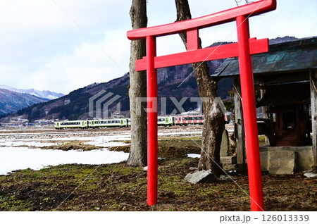 神社から見える釜石線キハ110系 126013339