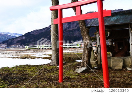神社から見える釜石線キハ110系 126013340