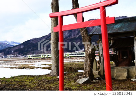神社から見える釜石線キハ110系 126013342
