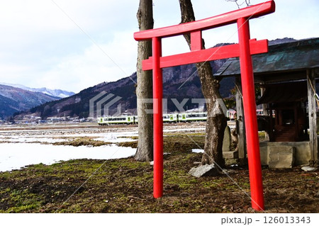 神社から見える釜石線キハ110系 126013343