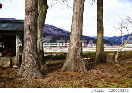 神社から見える釜石線キハ110系 126013356