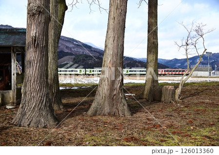 神社から見える釜石線キハ110系 126013360